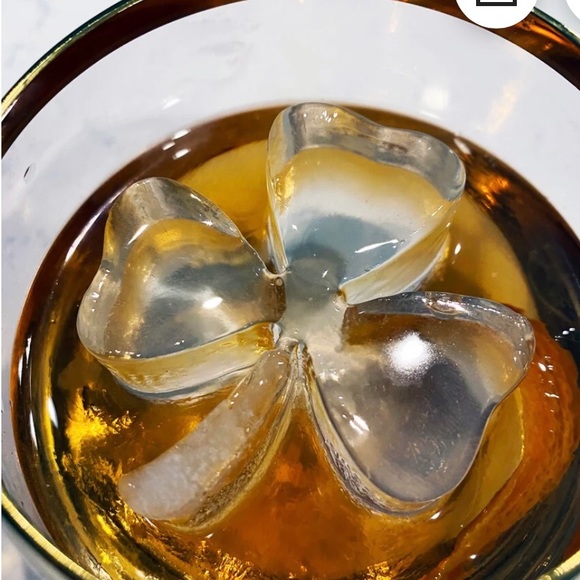 New Honest Ice silicone shamrock ice cube mold / tray - Picture 10 of 12